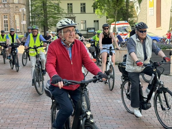 Die Volksradfahrer starten vom Marktplatz aus auf eine 22 Kilometer lange Tour. - © Sandra Castrup