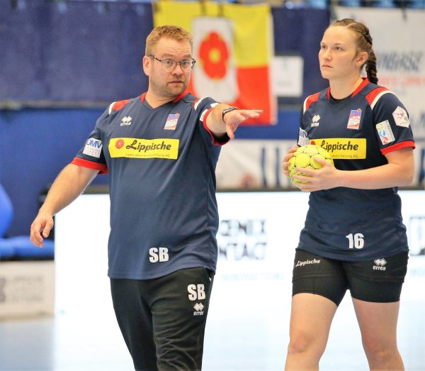 Blombergs Trainer Steffen Birkner gibt seiner Torhüterin Melanie Veith die letzten Anweisungen mit auf den Weg. - © Paul Cohen