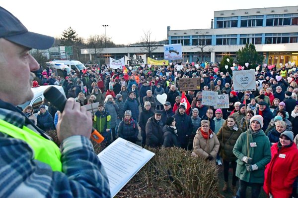 Viele hundert Oerlinghauser sind zum Treffpunkt auf den Schulhof des Niklas-Luhmann-Gymnasiums gekommen. Veranstaltungsleiter Joachim H. Peters erklärt den Ablauf der Veranstaltung. - © Gunter Held