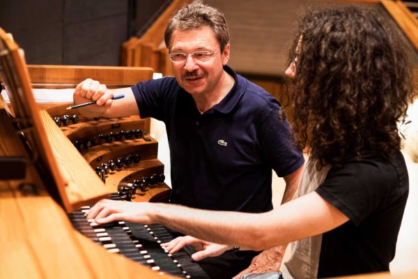 Tomasz Adam Nowak, nicht nur beim Unterricht mit einem Studierenden, sondern auch als Virtuose im Dozentenkonzert. - © Eva Maria Richter; Hfm Detmold: nicht kommerzielle Nutzung