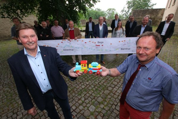 Jürgen Berghahn (SPD) und der Geschäftsführer der vbe, Sven Oehlmann (rechts), sowie Vertreter aus Verbänden, der Kommunen und Vereine schmieden eine Allianz für die Begatalbahn. - © SPD