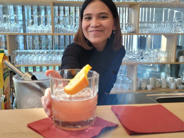 Hotmaita Malau vom Detmolder Hof serviert ihren frisch gemixten Cocktail. Auch ihr Können in der Zubereitung eines Cappuccinos wurde geprüft. - © Raffael Giebel