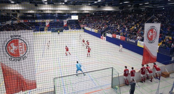 Der Handball-Tempel in der Hand der Fußballer. Die Endrunde der Lippischen Hallenfußball-Meisterschaften der Männer und Frauen um den LZ-Cup in der Phoenix-Contact-Arena zieht die Massen an. - © Paul Cohen