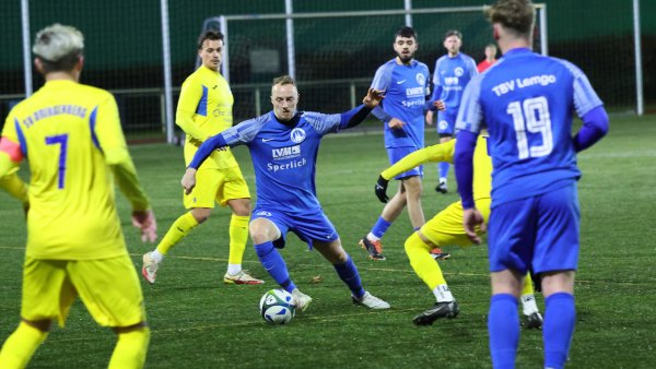 Lemgos Routinier Oliver Hett wird eingekreist von drei Dringenberger Abwehrspielern - © Paul Cohen