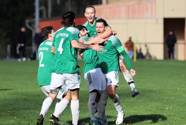 Derbysieg: Der Jubel bei den Spielern des SuS Pivitsheide kennt keine Grenzen. - © Kai Hahn