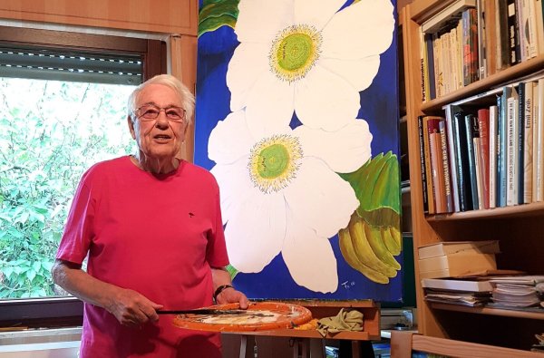 Blumen sind sein Ding: Die Motive für seine Bilder findet Helmut Foerster vor allem im heimischen Garten. Beim Malen legt er selbst auf feinste Details Wert. - © Fotorechte: Gemeinde Schlangen