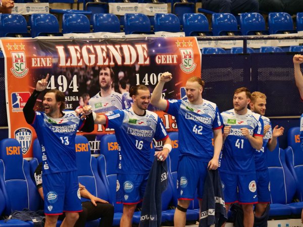 Partystimmung vor dem Legendenplakat: Christoph Theuerkauf (links) verabschiedete sich mit einem Treffer gegen seinen Heimat- und Herzenklub SC Magdeburg aus dem Lemgoer Bundesligakader. - © Jörg Hagemann