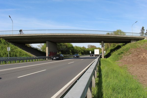 Die Tage der Mastbruchbrücke über die B1 sind endgültig gezählt. - © Pauline Maus (Archiv)