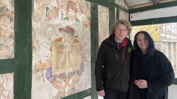 Connie Wille und Heiner Schäfer haben die Schwalenberger Künstlerklause gekauft. Die Sanierung des Hauses soll bald beginnen. - © Silke Buhrmester