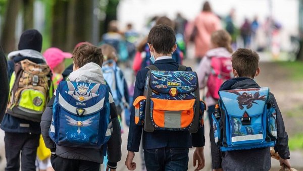 Im Streit um die geplante Kindergrundsicherung fordert der Deutsche Städtetag mehr Tempo. - © Peter Kneffel/dpa