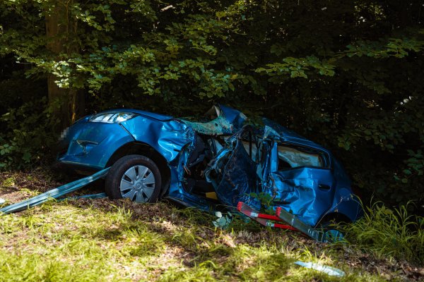 Das Fahrzeug des 18-Jährigen drohte, nach dem Unfall in einen Graben abzurutschen. Erst nachdem es gesichert wurde, konnte das Unfallopfer versorgt werden. - © Freitag TV/Stock