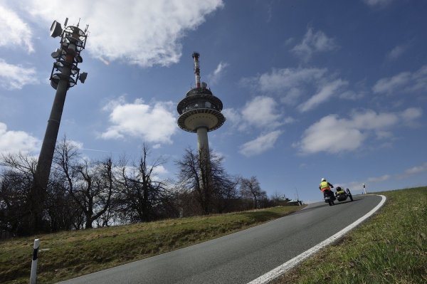 Am Köterberg soll eine Schilder-Kampagne Motorradfahrer sensibilisieren. - © LZ-Archiv