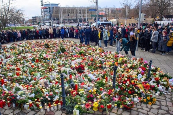 Mit Blumen und Kerzen drücken Menschen ihre Trauer über den Anschlag in Magdeburg aus. - © dpa