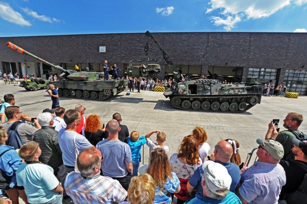 Rund 30.000 Besucher besuchten den "Tag der Bundeswehr" in der Generalfeldmarschall-Rommel-Kaserne in Augustdorf. Sie sahen sich unter anderem Vorführungen an oder informierten sich genauer über die Arbeit der Soldaten. - © Nicole Ellerbrake