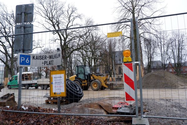 Großbaustelle am Kaiser-Wilhelm-Platz: Von den zum Teil massiven Kostensteigerungen ist sie nicht betroffen. Bei künftigen Ausschreibungen für weitere Projekte wird das wohl anders aussehen. - © Lorraine Brinkmann