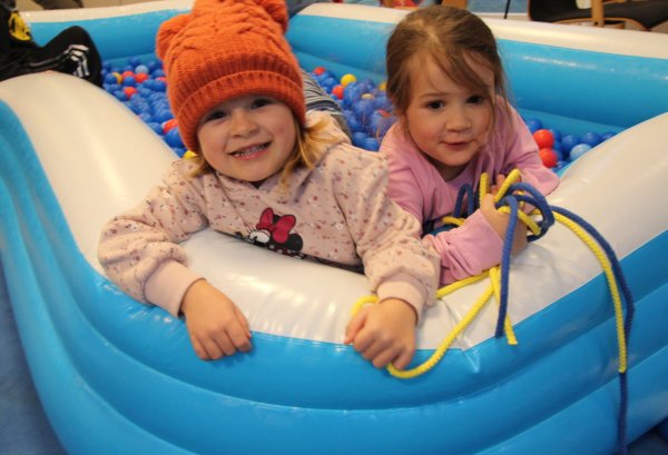 Marta (links) und Carla haben viel Spaß beim Winterspielplatz im Mehrgenerationenhaus. - © Nadine Uphoff