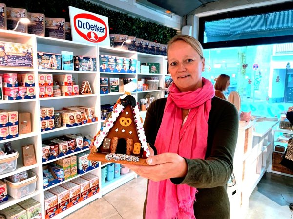 Andrea Stieg von Dr. Oetker, mit einem fertigen Knusperhäuschen. - © Eike J. Horstmann