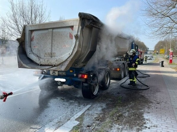 Da qualmen die Reifen: Beherzt haben Mitarbeiter des städtischen Bauhofes Schlimmeres verhindert. - © Feuerwehr Blomberg