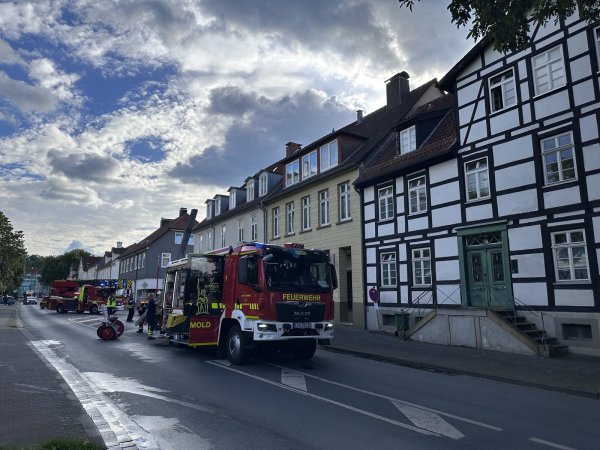 Während des Einsatzes musste am späten Montagnachmittag die Leopoldstraße komplett gesperrt werden. - © Feuerwehr Detmold/Rieks