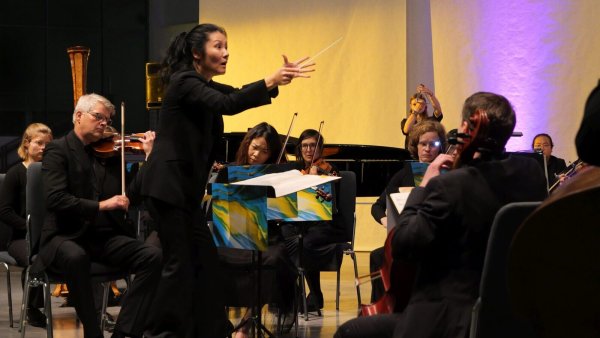 15. Hörfest Neue Musik im Klangrausch. Die OWL-Kammerphilharmonie Minden fesselt die Hörer mit spätromantischen Orchesterwerken unter Leitung von Naoko Grünberg-Sakai. - © Thomas Krügler