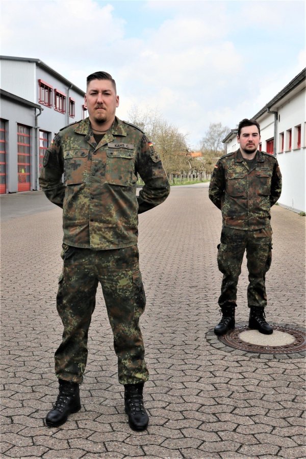 Oberstabsgefreiter Christopher Kahs (vorne) und Hauptgefreiter Alex Schröder kamen einer Autofahrerin auf der Nordstraße in Horn zur Hilfe. Beide unterstützen in Corona-Zeiten das Gesundheitsamt des Kreises bei der Kontaktnachverfolgung. - © Bundeswehr / Martin Waltemathe