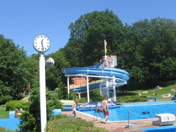 Sonnige und heiße Tage hat es in diesem Sommer bislang nur wenige gegeben: Für die Freibadbetreiber in Horn-Bad Meinberg ist der diesjährige Badesommer eher durchwachsen verlaufen. - © Waldbad Bad Meinberg