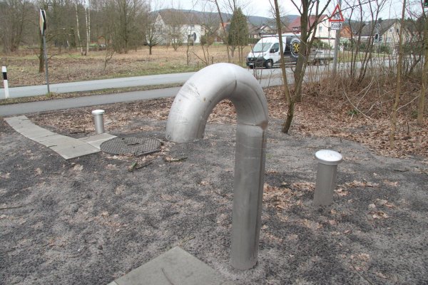 Unauffällig: Eine Druckminderstation am Mergelweg. Sie reduziert die zwölf Bar Betriebsdruck der Hauptwasserleitung, damit das Wasser nicht mit Überdruck aus dem Wasserhahn schießt. - © Dieter Asbrock