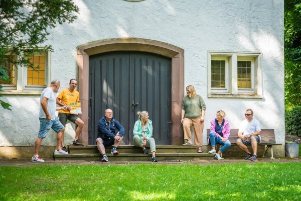 Lars Busch (von links), Kai Bröker, Dirk Schlepper, Katryn Bröker, Mirjam Bicker, Sabine und Christian Eichner sind das Team, das sich um das Projekt "Kulturkapelle" kümmert. - © Fotorechte: Dorfgemeinschaft Lage-Hagen