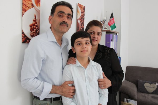 Nach Jahren wiedervereint: Hamidullah Jubran steht mit seiner Ehefrau Asma Jubran Neda und Sohn Abdullah Nawid Jubran im heimischen Wohnzimmer in Detmold. - © Janet König