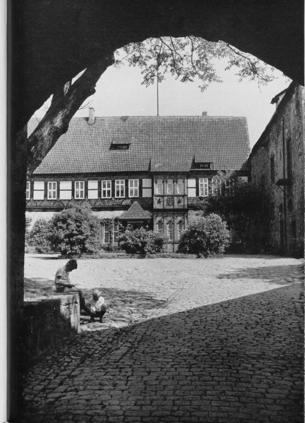 Die Architekten schlagen vor, den Burginnenhof künftig wieder von Autos freizuhalten und stattdessen für die Gastronomie zu nutzen. In den 60-er Jahren hat er so ausgesehen. - © Landesbibliothek Detmold
