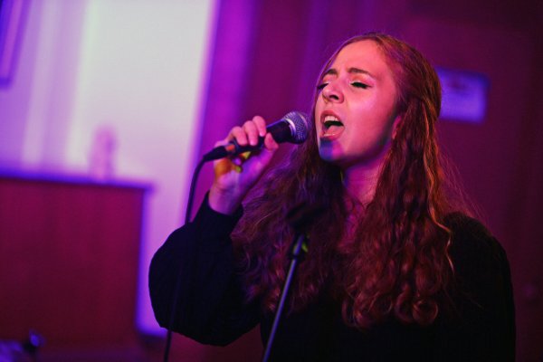 Isabel Heitkmap singt "Bridges" von Alika - © Nicole Ellerbrake