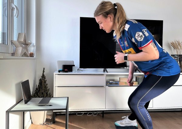 Malina Marie Michalczik trainiert in den eigenen vier Wänden vor dem Notebook mit den Teamkameradinnen der HSG Blomberg-Lippe. - © Malina Marie Michalczik