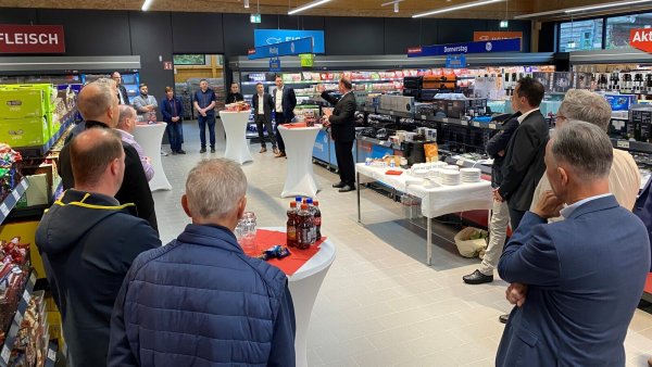 Bei einem Ortstermin schauen sich Vertreter der Unternehmen, aus dem Rathaus und aus der Politik den neuen Discounter an.. - © Stadt Detmold