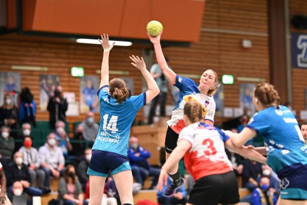 Den Wurf von Blombergs Linnea Pettersson kann Buxtehudes Maja Schönefeld nicht verhindern. - © Lobeca/Felix Schlikis