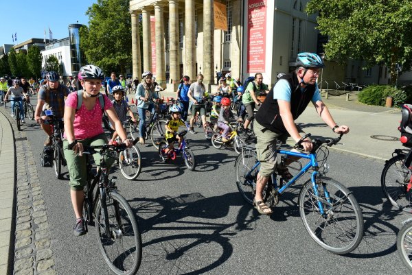 Unter dem Motto „Platz da für die nächste Generation!" haben sich am Sonntag mehr als 50 große und kleine Radfahrer im Rahmen der „Kidical Mass" mit einer Rad-Demo für kindersichere Radwege eingesetzt. - © Nicole Ellerbrake