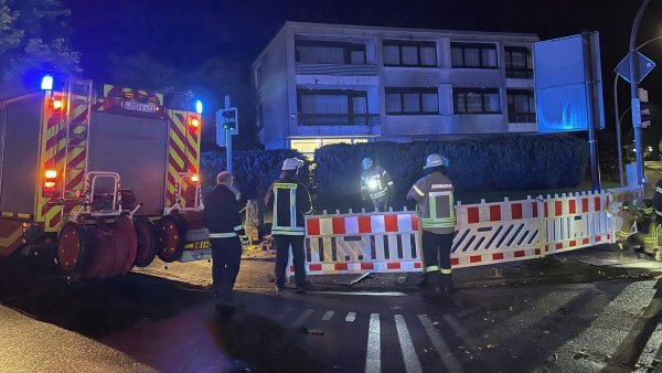 Der Löschzug Schötmar/Werl-Aspe der Freiwilligen Feuerwehr Bad Salzuflen ist an der Heldmanstraße im Einsatz. Hier hat der kurze Starkregen vom Sonntagabend Teile einer Baustelle unterspult. - © Daniel Hobein / Feuerwehr Bad Salzuflen