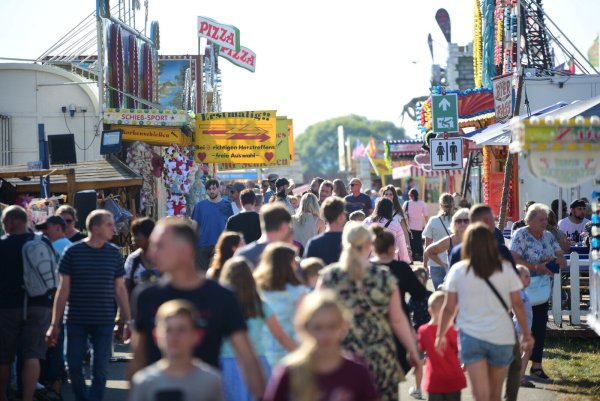 Der Kreis Lippe wird am Sicherheitskonzept für den Wilbaser Markt auch vor dem Hintergrund des Anschlags in Solingen nichts ändern. Lediglich die Polizei Lippe wird weisungsgemäß ihr Personal auf den Kirmessen in Wilbasen und Pottenhausen verstärken. - © Nicole Ellerbrake