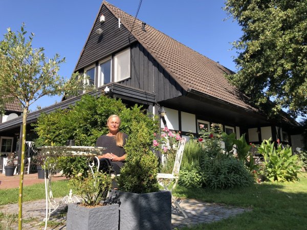 Iris Lange sitzt vor dem Haus, in dem sie lebt. Dort bewohnt sie das Obergeschoss. Geht es nach dem Bauordnungsamt, muss sie die Wohnung Anfang nächsten Jahres räumen. - © Sven Kienscherf