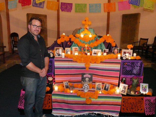 Mexikanischer Totenaltar (Offendra) in der Klosterkirche. Künstler Felix Pestemer steht vor einem geschmückten Totenaltar. - © Thomas Krügler