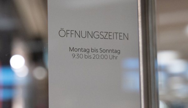 Wie die Öffnungszeiten für Geschäfte an den Ostertagen sein dürfen, regelt in NRW das Ladenöffnungsgesetz. - © Magdalena Henkel/dpa