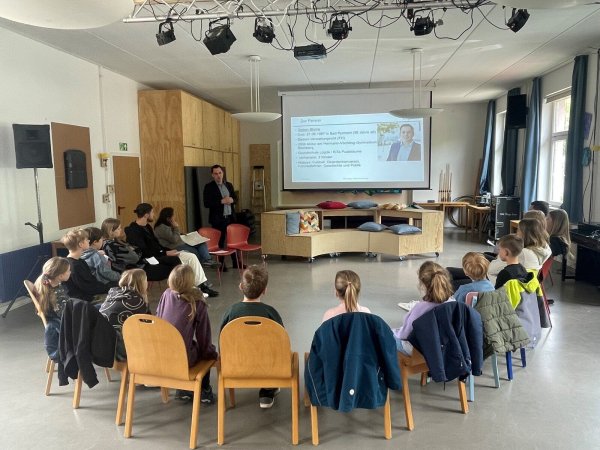Torben Blome hat sich mit dem Lügder Kinder- und Jugendrat ausgetauscht. - © SOS Kinderdorf