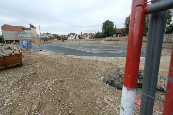 Die Zufahrt zur Baugrube ist bereits geteert, bald will die Stadt die Arbeiten am Übergangsparkplatz am Hornschen Tor voraussichtlich abschließen. - © Sven Koch