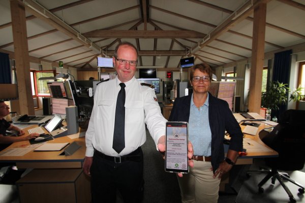 Achim Reineke und Sabine Beine zeigen die Katretter-App, die seit Ende Juni im Einsatz ist. In der Rettungsleitstelle in Lemgo-Brake werden die Einsätze koordiniert. Freiwillige mit Kenntnissen in Erster Hilfe sind angesprochen - zunächst aber nur Mitarbeiter des Rettungsdienstes selber. - © Jens Rademacher