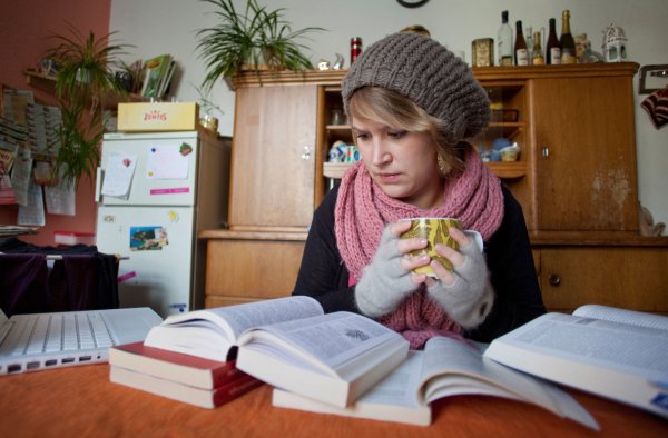 Heizung ausschalten und warm anziehen, um Geld zu sparen. Für Millionen Deutsche ist das im Winter Alltag. - © picture alliance