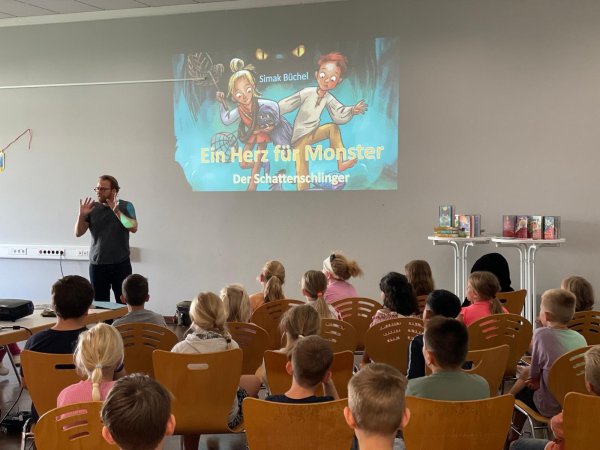 Simak Büchel zieht die Kinder der dritten Jahrgangsstufe der Grundschule Nord in seinen Bann. Das gelingt ihm nicht zuletzt mit seinen schauspielerischen Fähigkeiten.
Foto: Madlen Klarhorst - © Madlen Klarhorst