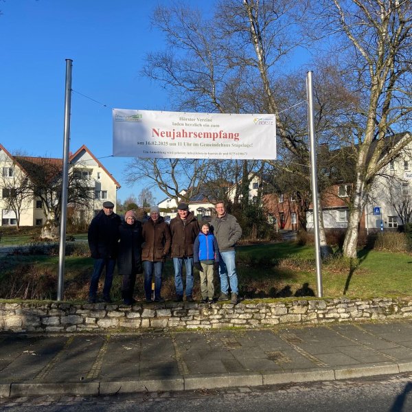 Das Banner hängt - jetzt hoffen die Hörster Vereine und Initiativen, dass der Neujahrsempfang im Gemeindehaus auf große Resonanz stößt. - © Fotorechte: Leben in Hörste