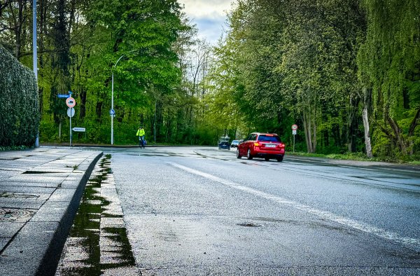 An der Blomberger Straße wird im Juli der neue Radweg markiert. Außerdem werden an zwei Stellen neue Querungshilfen installiert. - © Raphael Bartling