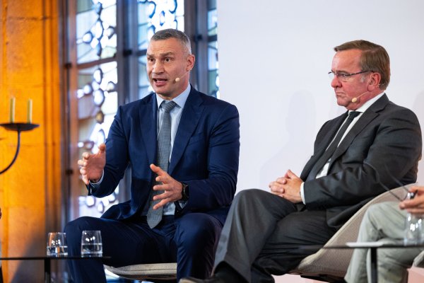 Kiews Bürgermeister Vitali Klitschko (l.) und Bundesverteidigungsminister Boris Pistorius (SPD) auf der Friedenskonferenz zum Jubiläum 375 Jahre Westfälischer Frieden im Historischen Rathaus in Münster. - © Guido Kirchner