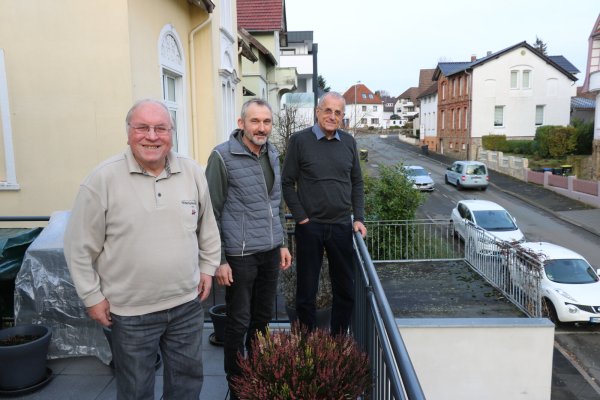 Alfred Herbertz (von links), Friedrich Eversmeier und Ulrich Kramer stehen auf dem Balkon der Wohnung von Herbertz. Unter ihnen verläuft die Ahornstraße - hier ist trotz Durchfahrtsverbot viel los, sagen die drei. - © Alexandra Schaller