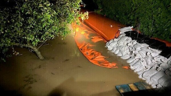 Der Damm aus Sandsäcken hält die Wassermassen zurück. - © Stadt Detmold